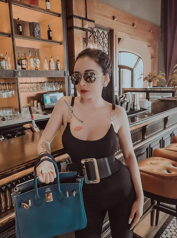 Phạm Thị Hằng (SN 1992, trú tại Đống Đa, Hà Nội) là hot girl thường xuyên đăng tải những bức ảnh ăn mặc đồ thời trang gợi cảm và thường xuyên check- in tại những nơi sang chảnh. 