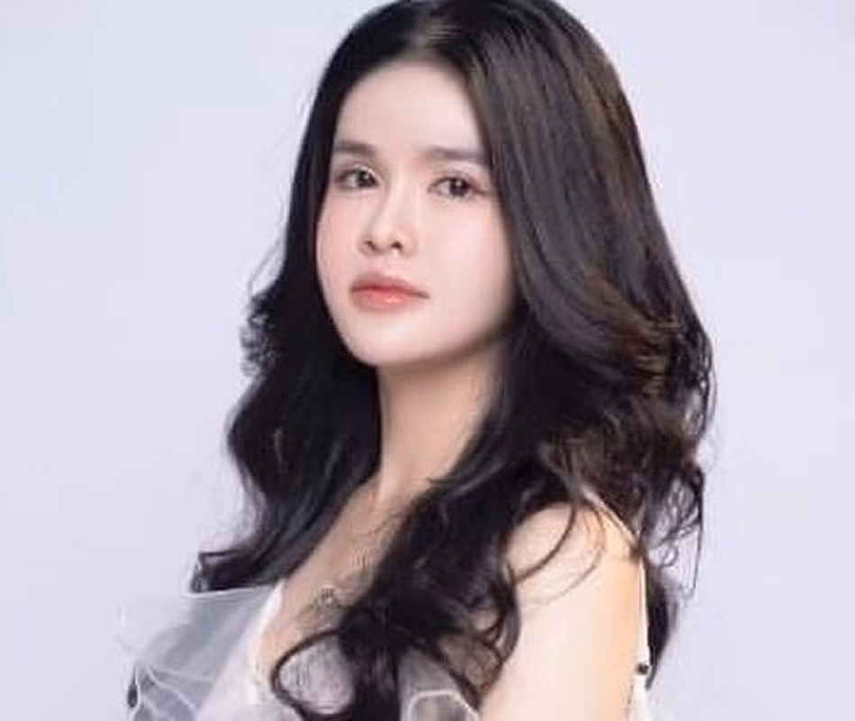 Phạm Thị Quỳnh Trang (SN 1998, trú tại tổ dân phố Diêm Thượng, phường Đức Ninh Đông, TP.Đồng Hới, tỉnh Quảng Bình) khá nổi trên mạng xã hội. Quỳnh Trang thường xuyên đăng ảnh khoe cuộc sống sang chảnh và thường di chuyển bằng chiếc xe sang Mercedes tiền tỷ. Trên trang facebook cá nhân của Phạm Thị Quỳnh Trang đăng những ảnh khoe khoang, sang chảnh, check-in ở những nơi sang trọng vời những đồ hàng hiệu đắt tiền như đồng hồ Rolex... Ngày 23/11/2022, Trang và bố ruột Phạm Văn Duẩn (SN 1962) bị Công an tỉnh Quảng Bình bắt giữ vì buôn bán ma túy. 