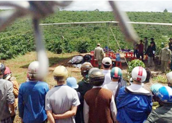 Công an thị trấn Di Linh đã nhanh chóng có mặt tại hiện trường để điều tra vụ việc. Tại hiện trường, nạn nhân tử vong được xác định là một cô gái, chết trong tư thế ngồi ngửa, cổ bị quàng và treo vào cành cây cà phê bằng sợi dây dù. Dù gương mặt nạn nhân đã biến dạng hoàn toàn, nhưng một vài người dân dựa theo những đặc điểm như quần áo, tư trang cho biết, cô gái này không phải là người địa phương, nhưng đã từng xuất hiện tại đây vào trung tuần tháng 9. 