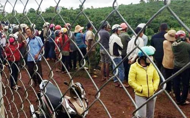 Nhận được tin báo, ông Khuất Lâm Phi H. (Công an viên khu 9) ngụ tại 73/3 đường Ngô Quyền, tổ 13, thị trấn Di Linh đã kịp thời có mặt để xác minh, bảo vệ và phong tỏa hiện trường đồng thời báo cáo lên Công an huyện Di Linh. Mặc dù chưa biết nạn nhân là ai, nguyên nhân tử vong là gì nhưng rất đông người dân đã kéo đến để tìm hiểu sự việc. (Ảnh Vietnamnet)