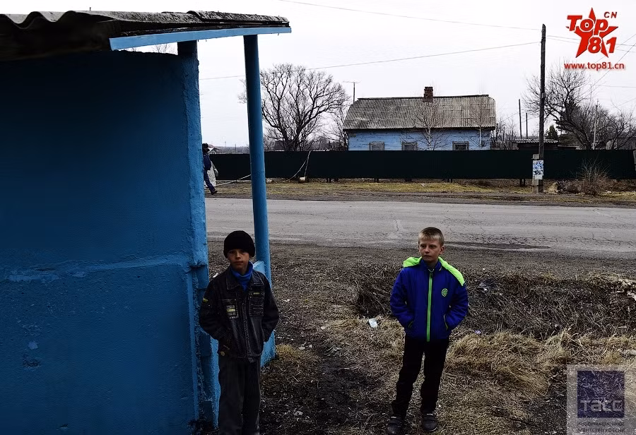 Trẻ em làng Chernigovka, vùng Primorye đứng gần hiện trường vụ tai nạn máy bay Su-25. Nguồn ảnh: TASS