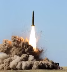 Một tính năng “đỉnh” khác của Iskander là khả năng tàng hình, khi đến gần khu vực mục tiêu, Iskander tung một loạt các mồi bẫy điện tử đánh lừa hệ thống đánh chặn của đối phương. Trong khi radar của đối phương đang loay hoay với mớ hỗn độn các loại mồi bẫy điện tử thì Iskander đã áp sát, việc đánh chặn lúc này gần như vô nghĩa.