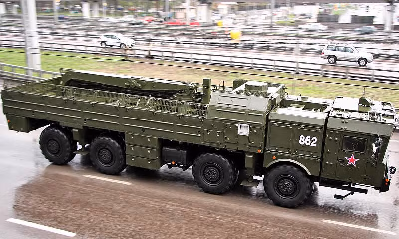 Cấu hình của một tổ hợp tên lửa đạn đạo Iskander gồm: Xe mang phóng tự hành 9P78; xe chở đạn (trang bị cần cẩu để nạp đạn lên bệ phóng) 9T250; xe chỉ huy; xe đảm bảo tham số phóng; xe bảo dưỡng kỹ thuật và xe hỗ trợ khác. Về đạn tên lửa, phiên bản sử dụng trong Quân đội Nga được định danh là Iskander-M trang bị đạn 9M273 đạt tầm bắn khoảng 500km còn phiên bản xuất khẩu bị giới hạn tầm bắn mức 300km.