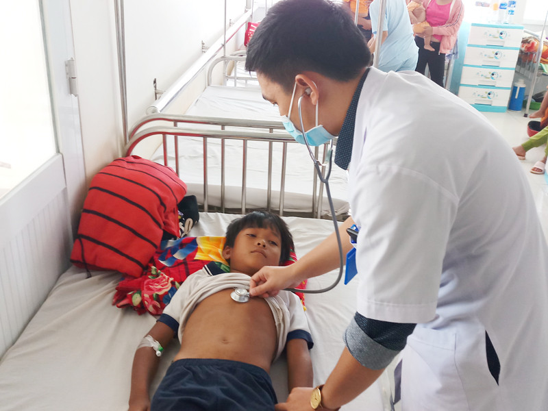 Gia Lai: Hai tre ngo doc do an thit coc, mot be tu vong