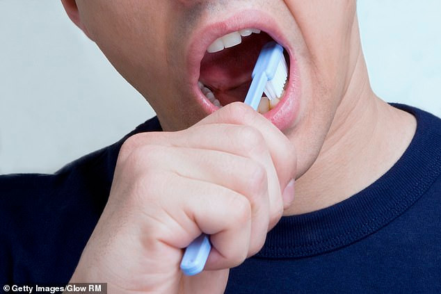 Đánh răng và dùng chỉ nha khoa có thể ngăn cản bạn phát triển bệnh cao huyết áp, một nghiên cứu mới cho biết. Cụ thể, bệnh nhân tăng huyết áp và viêm nướu răng bị giảm 20 % khả năng có huyết áp “đẹp” so với bệnh nhân không có dấu hiệu của bệnh nha chu.