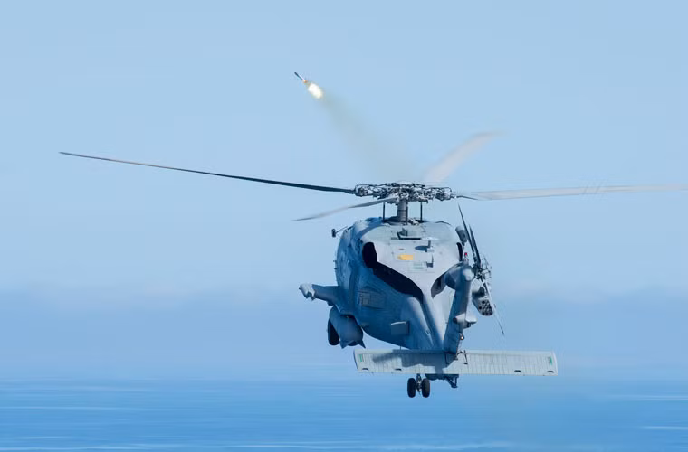 Ngoài bắn tên lửa Hellfire, trực thăng MH-60R còn thực hiện các cuộc bắn rocket 70mm trên biển.