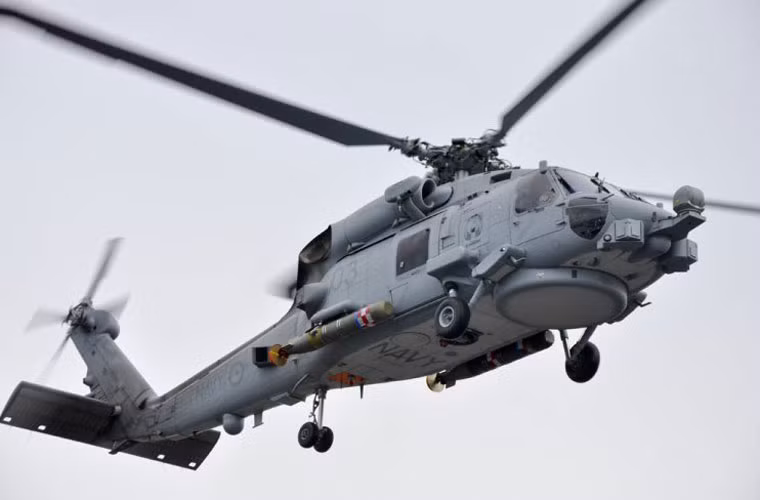 Cụ thể, máy bay được trang bị hệ thống radar đa chế độ AN/APS-147, trạm trinh sát hồng ngoại MTS-FLIR, hệ thống sonar chủ động.... Trong ảnh, trực thăng MH-60R mang hai quả ngư lôi chống ngầm 324mm Mk54.