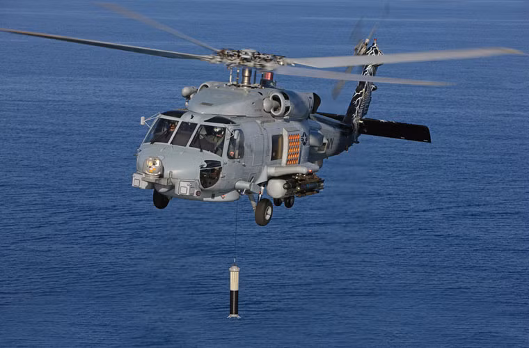 Trực thăng MH-60R đang thả sonar.