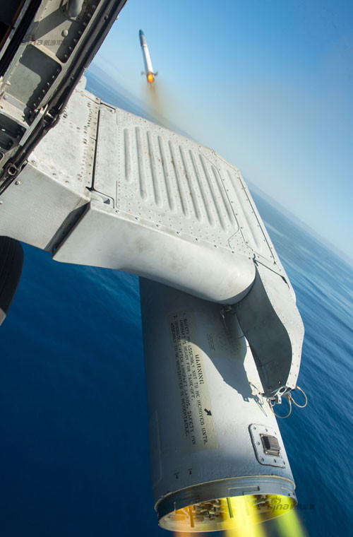 Cận cảnh đạn rocket 70mm Hydra rời bệ phóng trên trực thăng MH-60R.