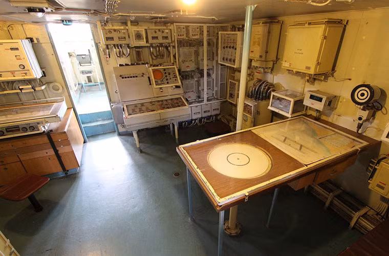 Cận cảnh phòng điều hành các hệ thống radar, vũ khí trên tàu chiến USNS Hiddensee.