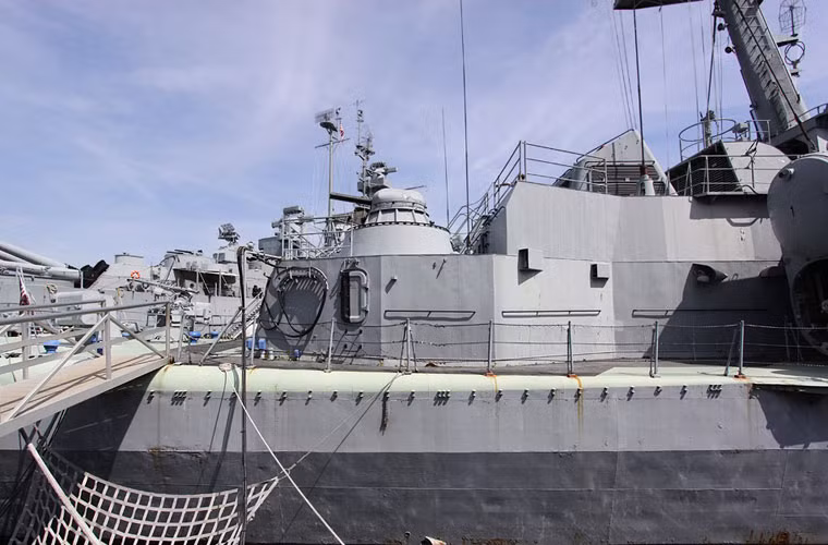 Ở đuôi tàu được bố trí hai bệ pháo AK-630 để chống máy bay tầm thấp và đặc biệt là tên lửa hành trình.