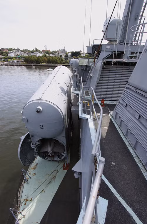 Tên lửa P-15 Termit đặt trong bệ phóng KT-138E.