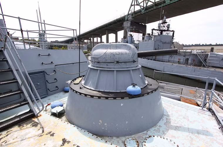 Tổ hợp pháo AK-630 trang bị pháo kiểu galting 6 nòng cỡ 30mm cho tốc độ bắn đạt đến 4.000-6.000 phát/phút, tầm bắn hiệu quả khoảng 4km.