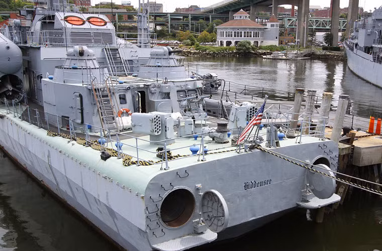 Con tàu được trang bị hệ động lực kết hợp hai động cơ tuốc bin khí DR077 12.000 mã lực và cặp DM076 4.000 mã lực cung cấp tốc độ hành trình 42 hải lý/h, tầm hoạt động khoảng 3.000km với tốc độ kinh tế 14 hải lý/h. Ảnh: Có thể thấy hai cặp bệ phóng mồi bẫy PK-16 nằm ngay cạnh bệ tên lửa FAM-14.