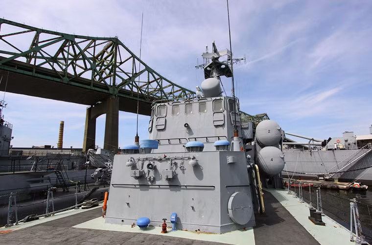 Điều đáng lưu ý, USNS Hiddensee vốn là lớp tàu tên lửa Project 1241RE (Mỹ, NATO hay gọi chúng là Tarantul-I). Đây là loại tàu chiến nhỏ nhưng đặc biệt nguy hiểm của Hải quân Liên Xô (Nga) sau này. Nó có ưu điểm là kích nhỏ khó bị phát hiện, trang bị hỏa lực tên lửa chống hạm tầm xa cực mạnh, tốc độ cao. Nó rất phù hợp trong chiến thuật tác chiến phi đối xứng.