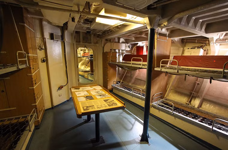 Ảnh khoang sinh hoạt của thủy thủ đoàn 50 người trên tàu chiến.