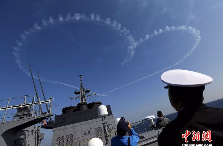 Phi đội tiêm kích thực hiện nhiều màn bay ấn tượng trong cuộc diễu binh.