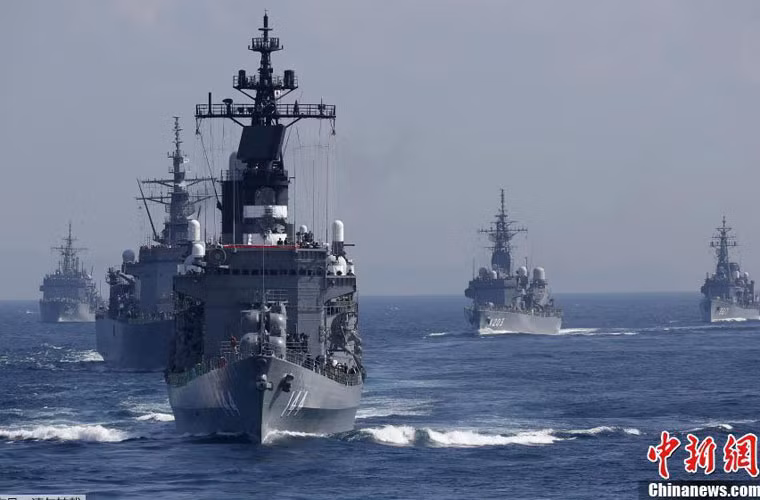 Đội hình tàu chiến Nhật Bản xếp đội hình biểu dương sức mạnh.