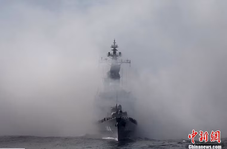 Tàu chiến nhả khói mù trên biển.