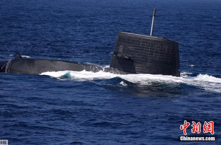 Tàu ngầm lớp Soryu cũng tham gia màn biểu dương sức mạnh.