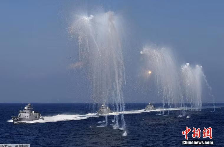 Đội hình tàu chiến tên lửa lớp Hayabusa.