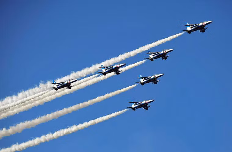 Máy bay phản lực huấn luyện Kawasaki T-4 chịu trách nhiệm thực hiện các bài bay nhào lộn, vẽ hình.