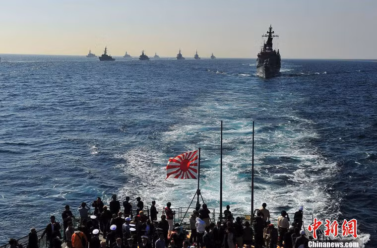 Đông đảo người dân Nhật Bản đã được đưa lên các tàu chiến hiện đại cùng chiêm ngưỡng sức mạnh JMSDF.