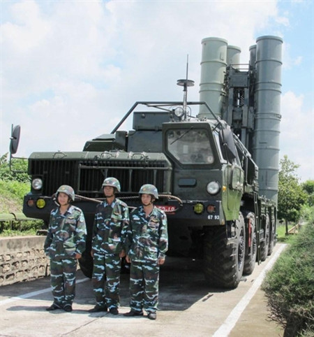 Chuyen o Trung doan trang bi S-300PMU1 canh troi phia Nam
