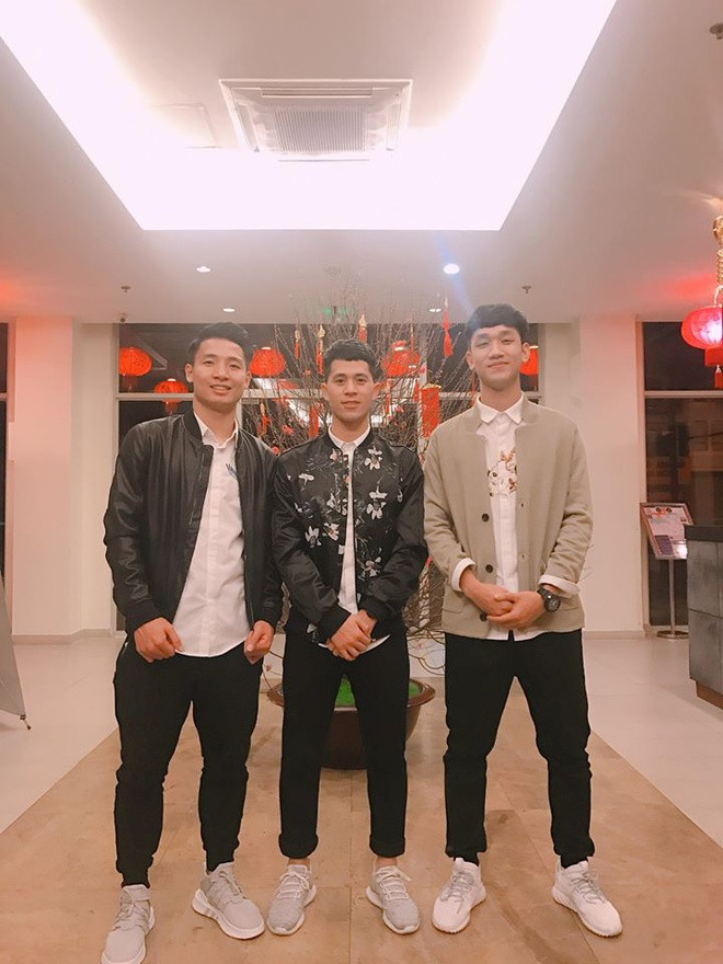 Đình Trọng hay đăng tải hình ảnh bên các đồng đội của mình. Cầu thủ trẻ trông bảnh bao trong áo sơ mi trắng, áo bomber jacket họa tiết hoa lá cùng đôi sneakers năng động.