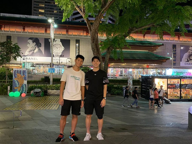 Đôi Yeezy Boost 350 V2 màu trắng được Đình Trọng diện khá nhiều. Anh chàng thường mix với áo phông và quần ngố, đội thêm mũ lưỡi trai đơn giản, đúng chất dân thể thao.