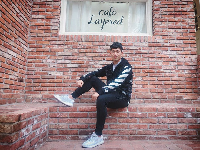 Trong đội tuyển, Đình Trọng là cầu thủ có gu ăn mặc đơn giản nhưng vẫn toát lên sự năng động. Anh chàng thường lựa chọn sneakers thoải mái, sành điệu để xuống phố. Trong ảnh, 9X diện đôi giày đình dám adidas Yeezy Boost 350 V2. Thiết kế này có số lượng giới hạn, được săn đón mỗi dịp mở bán. Vì thế, những ai yêu thích sẽ phải mua từ "dân buôn lại" với giá từ 350 USD trở lên.