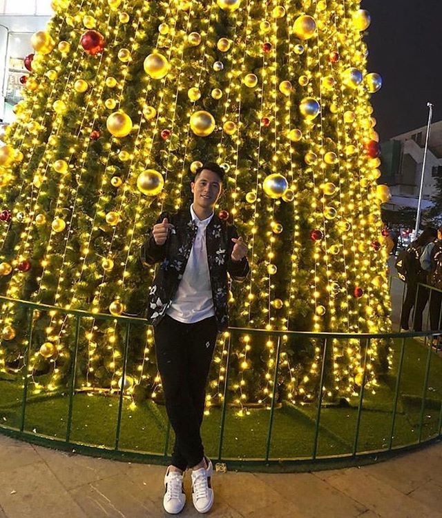 Bên cạnh các items đến từ adidas, Đình Trọng cũng đặc biệt yêu thích một đôi giày hàng hiệu, thường xuyên diện trong nhiều dịp. Đó là Gucci Ace có thiết kế đơn giản nhưng đủ sang chảnh. Item này hiện được bán với giá khoảng 500 USD. Dù Gucci Ace có nhiều họa tiết bắt mắt hơn, nam cầu thủ vẫn lựa chọn mẫu giày basic.