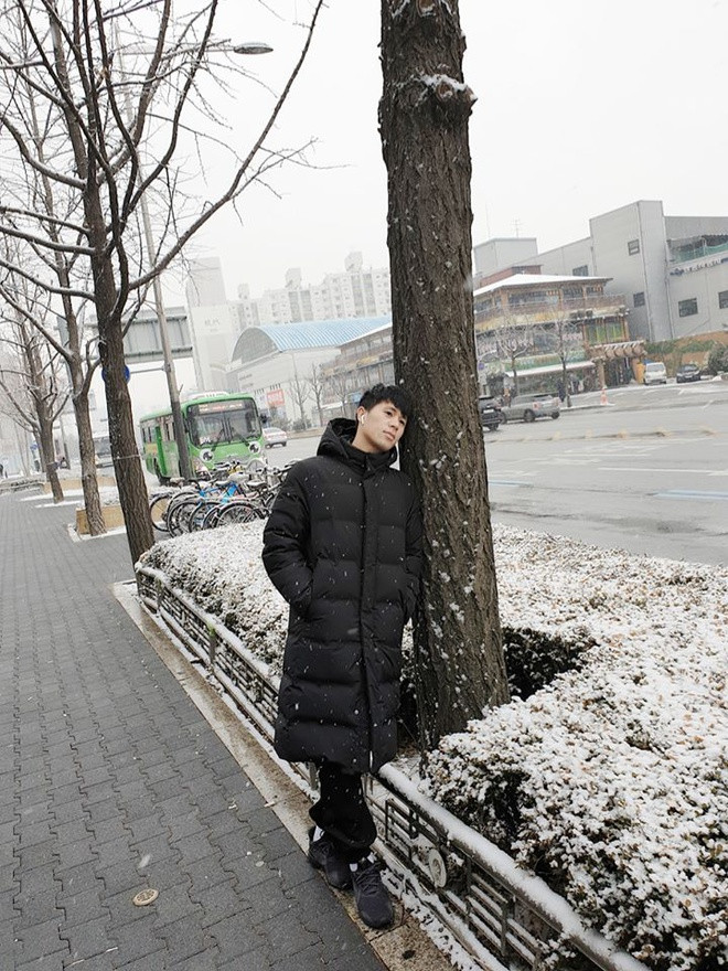 Nam cầu thủ diện cả cây đen với áo phao ấm áp dạo quanh đường phố Hàn Quốc khi tuyết bắt đầu rơi. Trước hình ảnh này, Duy Mạnh bình luận trêu: "Giống con trai Hàn thật sự luôn".