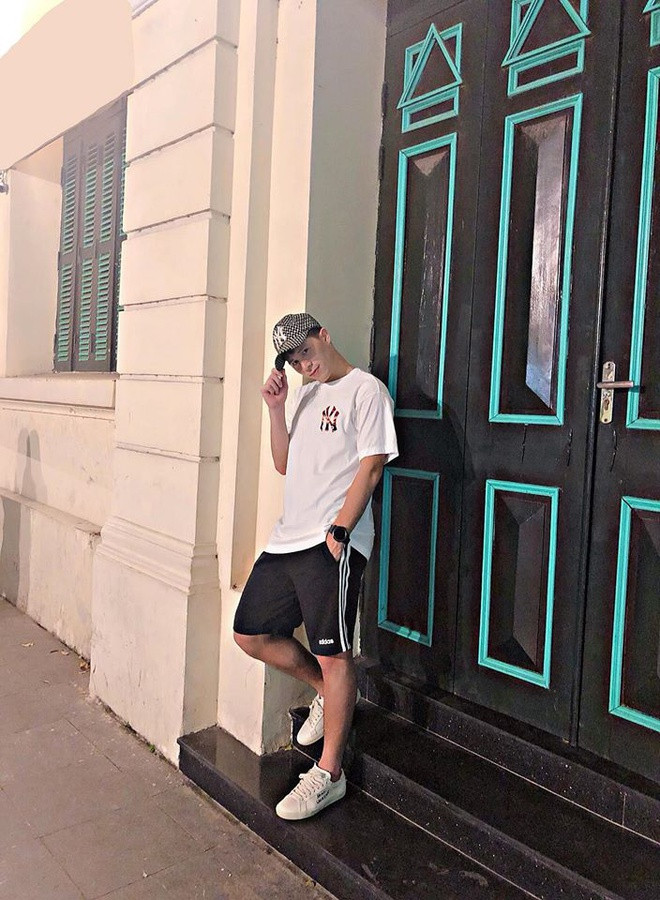 Trong lần dạo quanh đường phố Hà Nội, Đình Trọng phối đồ sành điệu với các món đồ đến từ thương hiệu đang nổi trong giới trẻ như MLB, adidas... Điểm nổi bật của set đồ này là đôi sneakers trắng của Saint Laurent. Nó được khá nhiều chàng trai yêu thích, có giá hơn 510 USD.