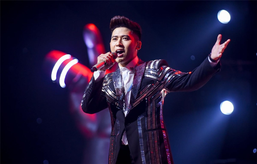 Hoàng Đức Thịnh là quán quân mới nhất của Giọng hát Việt, giành chiến thắng năm 2019. Anh thuộc đội của danh ca Tuấn Ngọc. Đức Thịnh sở hữu giọng hát nam cao, sáng và ngoại hình điển trai. Có chất giọng tình cảm nhưng nam thí sinh chưa làm hài lòng một bộ phận khán giả trên cương vị quán quân.