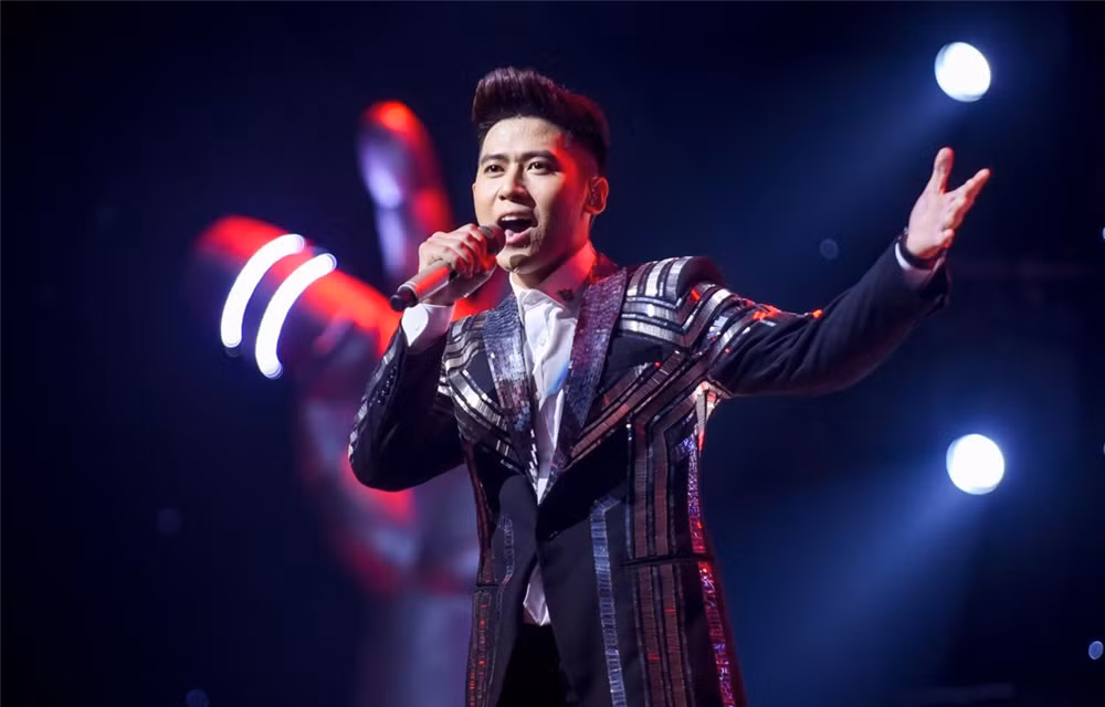 Hoàng Đức Thịnh là quán quân mới nhất của Giọng hát Việt, giành chiến thắng năm 2019. Anh thuộc đội của danh ca Tuấn Ngọc. Đức Thịnh sở hữu giọng hát nam cao, sáng và ngoại hình điển trai. Có chất giọng tình cảm nhưng nam thí sinh chưa làm hài lòng một bộ phận khán giả trên cương vị quán quân.