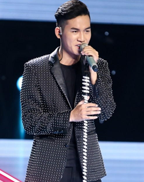 Ali Hoàng Dương là quán quân Giọng hát Việt mùa thứ 4, năm 2017, thuộc đội Thu Minh. Anh gây ấn tượng ở vòng Giấu mặt với ca khúc Gương thần. Chiến thắng chung cuộc của Ali Hoàng Dương được đánh giá là thuyết phục so với mặt bằng thí sinh của năm.