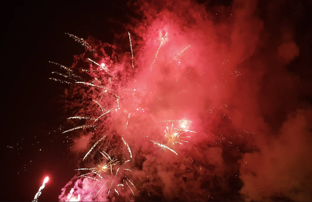 “Dai tiec” phao hoa: Lap lanh trong mua Ha Noi, huyen ao ruc sang troi TP HCM-Hinh-11