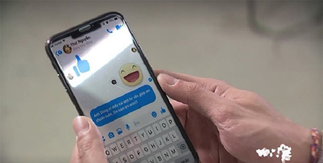 Ở tập 18, Vũ mở điện thoại xem tin nhắn Thư gửi cho Dũng nhưng phần tin nhắn lại hiện màu xanh cho thấy Dũng là người gửi chứng không phải người nhận.