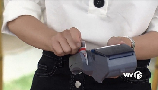 Ở tập 29, Vũ đã đưa thẻ thanh toán tiền điện chứ không phải thẻ ngân hàng để cho nhân viên quẹt.