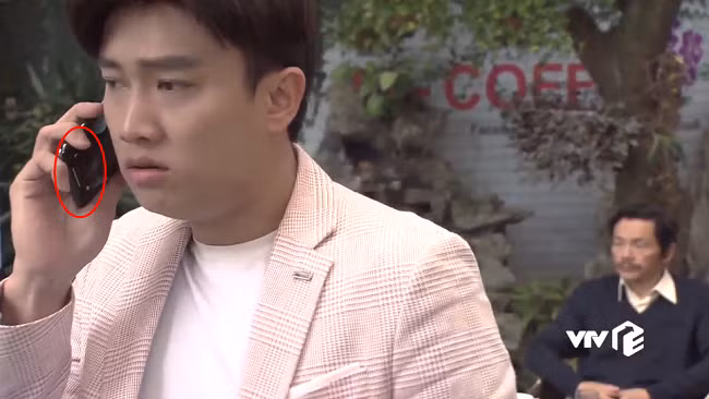 Một "hạt sạn" nữa đó là Vũ vẫn nghe được cuộc gọi dù điện thoại đang ở chế độ màn hình khóa với 1 bên biểu tượng gọi và 1 bên biểu tượng chụp ảnh.