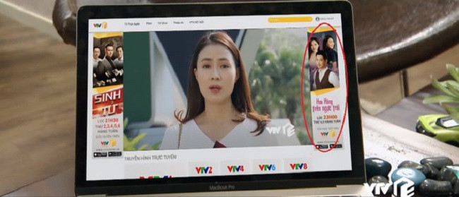 Trong cảnh Bảo đau đầu vì chưa kịp tỏ tình vì bị Khuê từ chối, anh ngậm ngùi xem Khuê qua màn hình laptop. Thế nhưng ở phân cảnh này đập vào mắt khán giả không phải màn trả lời phỏng vấn của Khuê mà là tấm poster quảng cáo phim "Hoa hồng trên ngực trái" có ảnh Thái, Trà và cả Khuê.