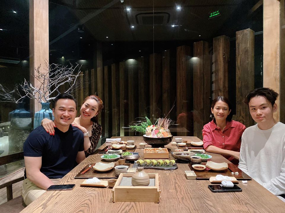 Chi Bảo đưa người yêu đi ăn tối cùng vợ cũ và con trai.