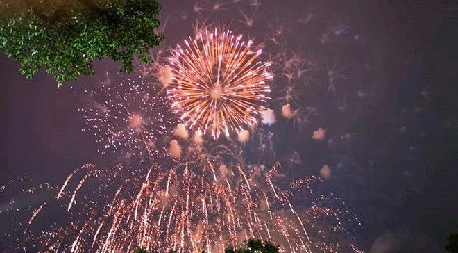 “Dai tiec” phao hoa: Lap lanh trong mua Ha Noi, huyen ao ruc sang troi TP HCM-Hinh-6