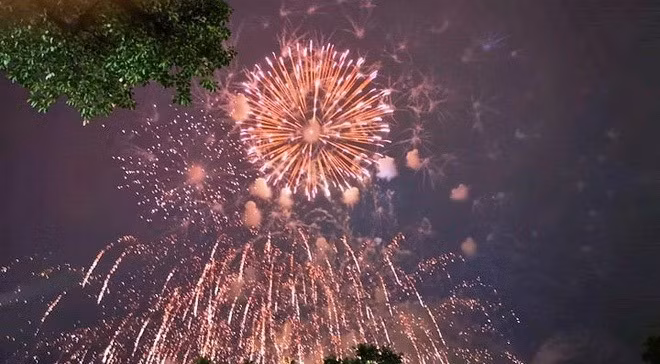 “Dai tiec” phao hoa: Lap lanh trong mua Ha Noi, huyen ao ruc sang troi TP HCM-Hinh-6