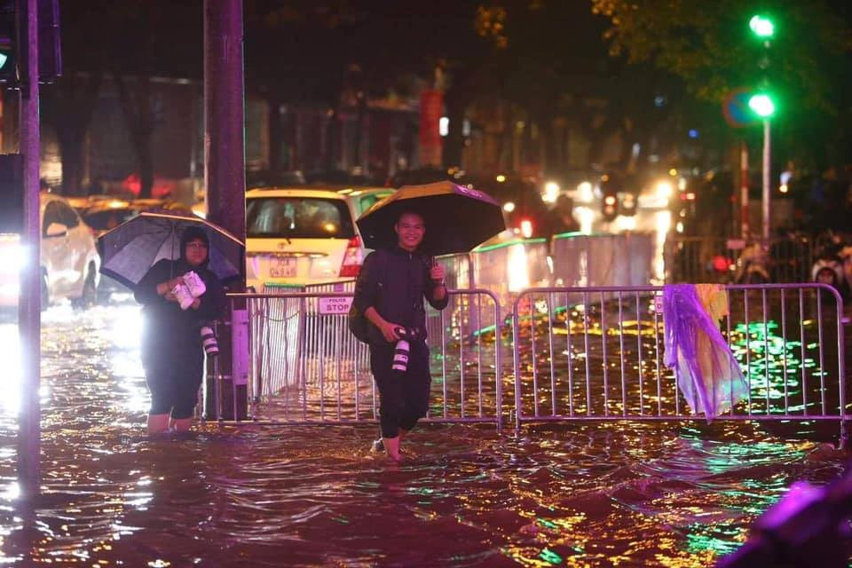 Người dân đi lại khó khăn do nước mưa đọng chưa kịp thoát.