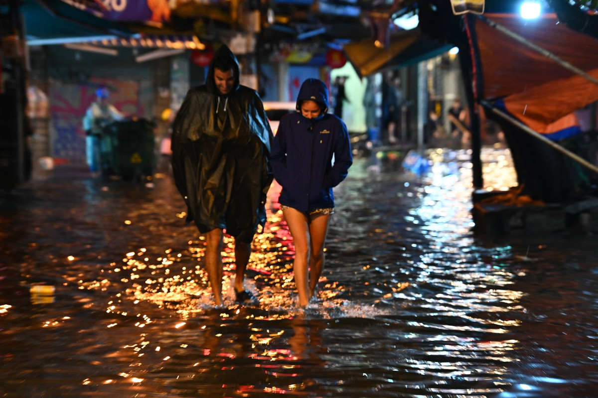 Khu vực đường xung quanh Hồ Hoàn Kiếm ngập nước.