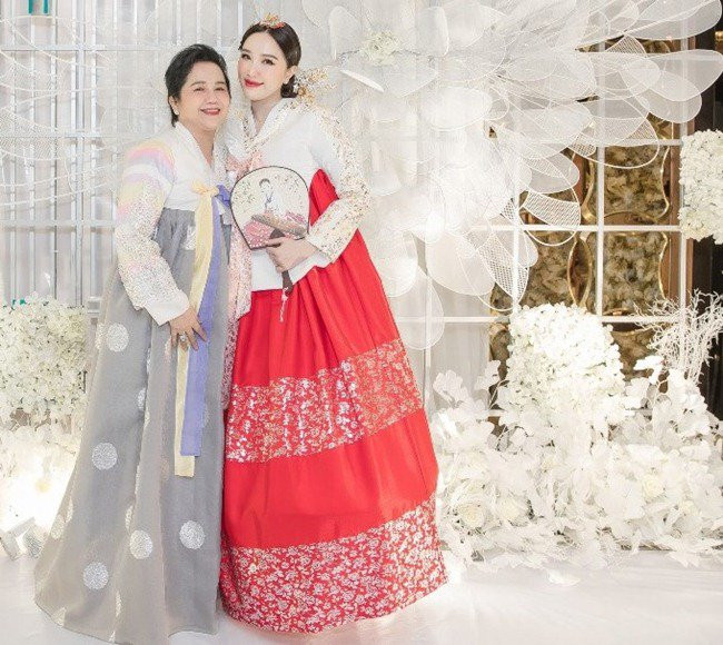 Bảo Thy chụp ảnh thân mật cùng mẹ đẻ.