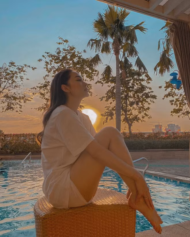 Trước đó, Minh Hằng được fan yêu mến, gọi với biệt danh "bé Heo" bởi thân hình có phần đầy đặn, gương mặt bầu bĩnh, dễ thương.