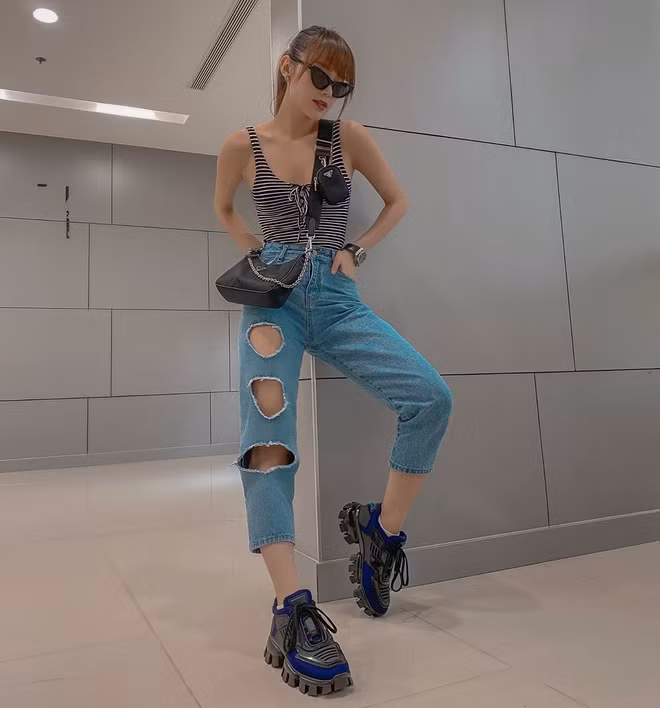 Trong nhiều hình ảnh đăng tải thời gian qua, Minh Hằng khiến fan bàn tán về ngoại hình. Người hâm mộ cho rằng gần đây, nữ ca sĩ giảm cân khá nhiều.